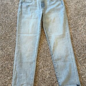 Women’s WHBM Light Blue Jeans w/ slight distressing. Size 6!
